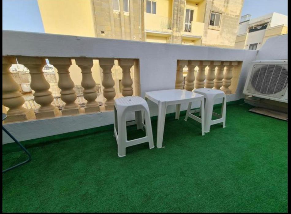 Room 6- Private Room With Private Terrace, Private Bathroom, Ac And Wifi Sliema Esterno foto